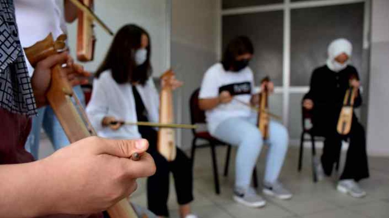 Kemençe eğitimi alan öğrenciler, kamera karşısına geçip klip çekti