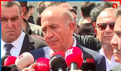 Gürsel Tekin CHP İstanbul binası önünde