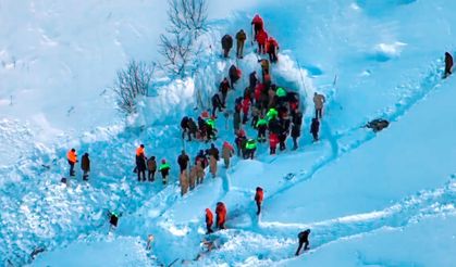 Çığ altında kalan çobana hala ulaşılamadı