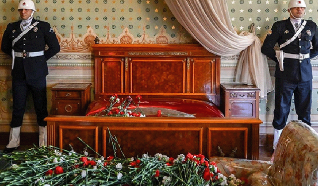 Atatürk, Dolmabahçe Sarayı'nda törenle anıldı