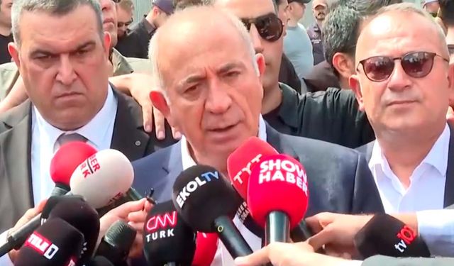 Gürsel Tekin CHP İstanbul binası önünde