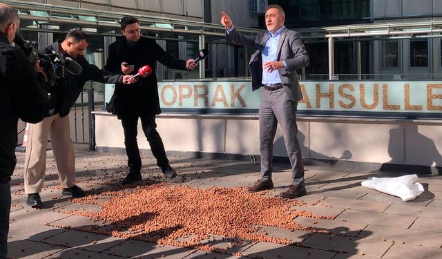 CHP'li Adıgüzel bir çuval fındığı TMO önüne döktü