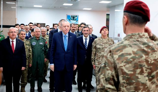 Cumhurbaşkanı Erdoğan iftarını 'bordo bereliler'le açtı